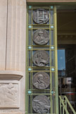 <center>Bibliothèque Municipale</center>Porte d’entrée.
Conçue et réalisée par Jean MONTARIOL Entreprise Borderel et Robert, directeur artistique Raymond SUBES (1893- 1970). Ferronnier d’art.
Cette porte monumentale est ornée de dix médaillons en bronze qui illustrent les grandes étapes de l’histoire de l’imprimerie. Chaque médaillon met en lumière les différentes presses ainsi que les portraits et les marques d’imprimeurs les plus emblématiques  : la presse en blanc,  Étienne Dolet,la presse Stanhope, Johannes Gutenberg, la presse à graver.