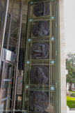 <center>Bibliothèque Municipale</center>Porte d’entrée.
Conçue et réalisée par Jean MONTARIOL Entreprise Borderel et Robert, directeur artistique Raymond SUBES (1893- 1970). Ferronnier d’art.
Cette porte monumentale est ornée de dix médaillons en bronze qui illustrent les grandes étapes de l’histoire de l’imprimerie. Chaque médaillon met en lumière les différentes presses ainsi que les portraits et les marques d’imprimeurs les plus emblématiques : la rotative, Christophe Plantin, la presse taille douce, Robert Estienne, la presse.