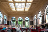 <center>Bibliothèque Municipale</center>La grande salle de lecture est le bâtiment le plus haut et le plus vaste (1000m2) surmontée d’une coupole en béton ornée de pavés de verre colorés dessinant une rosace et éclairée par des lanterneaux. Rénovée en 2003, elle possède désormais un plancher à la française, qui dessine au centre de la salle, une rose des vents dont les motifs géométriques sont le parfait contrepoint de la rosace de la coupole. Sa réalisation a nécessité l’emploi de trois essences d’arbres différentes : le frêne, le noyer et le buis.