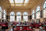 <center>Bibliothèque Municipale</center>Les fenêtres, typiques des années 1930 avec leurs huisseries métalliques, sont surmontées montées de couronnes de laurier. Représentant le couronnement d’Apollon, elles sont le symbole de l’excellence