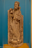 <center>Chapelle des Carmélites</center>Vieillard de l'Apocalypse
Moulage d'un des vieillards du Portail royal de la cathédrale de Chartres (édifié vers 1I45-1I50). Les vieillards de l'apocalypse sont reconnaissables aux éléments qu'ils portent : couronnes, pots de parfum et instruments de musique (ici c'est une vièle à 3 cordes).