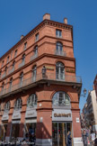 <center>Toulouse</center>Hôtel du Grand Balcon avec Statue Saint-Exupéry. l'hôtel du Grand Balcon, situé entre la rue Romiguières et la rue des lois, avec vue sur la place du Capitole est intimement lié aux noms des pilotes et mécaniciens de l'Aéropostale qui, durant une vingtaine d'années (1919-1939), ont logé entre ses murs lors de leurs séjours à Toulouse. Cet immeuble, bâti dans les années 1850, est le dernier aménagement qui parachève la place du Capitole dont la construction a démarré 100 ans plus tôt par l'érection de la nouvelle façade de l'hôtel de ville. Au tournant du 20e siècle, c'est la famille Marquès qui est à la tête de cet établissement. Les demoiselles Lucie et Henriette, gérantes après le décès de leur parent, sont même évoquées dans le film retraçant l'épopée de l'Aéropostale 