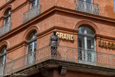 <center>Toulouse</center>Protégé au titre des monuments historiques en 1999, l'immeuble a été entièrement rénové et modernisé entre 2003 et 2008. La chambre n° 32 dite d'Antoine de Saint-Exupéry a été remeublée dans le style des années 1930 gardant ainsi le souvenir du grand homme disparu en mer avec son avion, lors d'une mission, le 31 juillet 1944. L’aviateur et écrivain a séjourné dans cet établissement, situé à l’angle de la rue des Lois et de la rue Romiguières, lorsqu’il faisait partie des pionniers de l’Aéropostale, avec Jean Mermoz et Henri Guillaumet. Disparu en vol le 31 juillet 1944, à l’âge de 44 ans, « Saint-Ex » le Lyonnais est donc désormais immortalisé en plein centre de Toulouse, grâce à Sébastien Langloÿs.