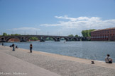 <center>Bords de la Garonne.</center>Le port de la Daurade. Le Pont Neuf. Construit aux XVIe et XVIIe siècles il est, en dépit de son nom, le plus vieux pont de la ville franchissant la Garonne. Le Pont-Neuf est resté longtemps le seul axe reliant la rive droite et la rive gauche. En effet, il faut attendre le milieu du 19e siècle pour que les Toulousains se décident à affronter de nouveau la Garonne, non sans difficultés, puisque les ponts Saint-Pierre et Saint-Michel sont emportés par les crues de 1855 et 1875 !