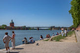 <center>Bords de la Garonne.</center>Le port de la Daurade. le pont Saint Pierre. Le 14 novembre 1987, le nouveau pont Saint-Pierre est inauguré avec feux d'artifice et flonflons par le maire, Dominique Baudis. Il s'agit du 5e ouvrage érigé en ce lieu, pour relier le port Saint-Pierre au quartier Saint-Cyprien. Le projet sélectionné après concours est celui d'un ouvrage d'art traditionnel à cinq travées, influencé par l’esthétique du pont Alexandre-III à Paris. Sa construction en 1986 met fin à l'ère des ponts suspendus à Toulouse.