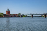 <center>Bords de la Garonne.</center>Le port de la Daurade. La coupole de La Grave.