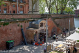 <center>Bords de la Garonne.</center>Le petit bâtiment adossé à l'escalier sud descendant au port, est un ajout du XIXème siècle. Ancienne morgue, on y déposait les noyés repêchés dans la Garonne.