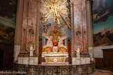<center>Basilique Notre-Dame de la Daurade.</center>Chapelle des anges. Au-dessus, les anges soulèvent la croix à la gloire du ciel. L'autel et le tabernacle sont en marbre. Sur la gauche, une statue de sainte Jeanne d'Arc, sur la droite, une statue de sainte Germaine de Pibrac