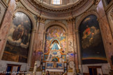 <center>Basilique Notre-Dame de la Daurade.</center>Une des particularités de la basilique est d'abriter une vierge noire. La statue présentée aujourd'hui est pourtant la deuxième copie d'une vierge brune, connue au Xe siècle. Le culte de la Vierge noire est particulièrement dédié aux femmes enceintes. L'original fut tout d'abord volé au XIVe siècle et reproduit à l'identique. A gauche, saint Matthieu, à droite, saint Jean.