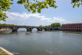 <center>Bords de la Garonne.</center>Le Pont Neuf compte 6 piles et 7 arches de tailles inégales. La rive gauche étant de plusieurs mètres plus basse que la rive droite, la pente du pont vers la rive gauche doit multiplier les arches de hauteurs différentes pour rattraper la différence de niveau.
