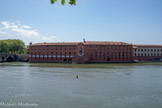 <center>Bords de la Garonne.</center>L’Hôtel-Dieu, sur les chemins de Saint-Jacques-de-Compostelle
Dominant la Garonne, cet hôpital fondé au XIIe siècle par les moines bénédictins de la Daurade déploie sa majestueuse façade de brique, héritage de plusieurs siècles de modifications architecturales.
Né de l'hôpital Sainte-Marie de la Daurade et de l'hôpital Novel, situés sur la rive gauche du fleuve et réunis au XIVe siècle sous le nom d'« Hôpital Saint-Jacques du bout du pont », il connaît plusieurs périodes d'extension et prend sa forme définitive dans les années 1860, suite à la surélévation de la partie aval de l'aile Garonne, avec la construction de la chapelle et de la salle des Pèlerins.
La mission d'origine, elle, reste la même : nourrir et soigner les pèlerins et les nouveau-nés abandonnés. Ce lieu d'hospitalité, passage obligé pour les pèlerins venant prier à la basilique Saint- Sernin, est intégré au bien UNESCO Chemins de Saint-Jacques-de-Compostelle en France.