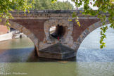 <center>Bords de la Garonne.</center>Détail d'une pile avec oculus et becs superposés.