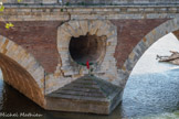 <center>Bords de la Garonne.</center>L'enfant au bonnet d'âne Installé le 1er jour du bac 2017, « L’enfant au bonnet d’âne » est un clin d’œil aux élèves qui ne rentrent pas dans les cases et qui finissent par croire qu’ils méritent ce bonnet que l’école leur a collé. Peut-être l'œuvre la plus emblématique et connue de James Colomina, elle a été vandalisée à plusieurs reprises.