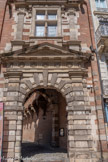 <center>Hôtel d’Assézat avec Fondation Bemberg.</center>L'hôtel d'Assézat a été élevé en 1555-1557 sur les plans de Nicolas Bachelier, le plus grand architecte toulousain de la Renaissance, puis terminé entre 1560 et 1562 par son fils, Dominique Bachelier. Derrière un portail d'entrée monumental se cache la cour intérieure, rénovée en 1993, où se déploient les façades classiques de l'hôtel. Il abrite le musée de la Fondation Bemberg. Mélange de puissance et d'érudition délicate, le portail d'entrée monumental a été élevé par Dominique Bachelier. Rythmé par des pierres saillantes, l'arc de la porte est flanqué de pilastres doriques décorés en alternance de pointes de diamant et de pierres vermiculées qui lui confèrent une dimension précieuse.