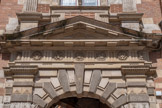<center>Hôtel d’Assézat avec Fondation Bemberg.</center>On doit ce magnifique hôtel particulier à un riche marchand, Pierre d'Assézat qui fait fortune grâce au commerce du pastel au XVIe siècle et capitoul en 1552 et 1562. Pierre d'Assézat ne peut profiter qu'épisodiquement de son hôtel. Converti au calvinisme, probablement vers la fin de la décennie 1550, il est chassé de la ville et dépossédé de son hôtel en 1562. Après l'édit d'Amboise, un arrêt du conseil du roi du 18 juin 1563 acquitte Pierre Assézat qui reprend donc possession de son hôtel mais continue à soutenir le camp des huguenots. Aux extrémités de la frise de métopes on a une figure d'Amérindien, l'attrait de la nouveauté.