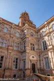 <center>Hôtel d’Assézat avec Fondation Bemberg.</center>L'imposante tour d'escalier située à l'angle s'élève suffisamment haut pour être visible au loin. Le couronnement en brique de la tour en fait la plus haute des hôtels particuliers de la ville. Véritable tour d'orgueil, elle possède deux terrasses et un chemin de ronde. Probablement terminée par Dominique Bachelier, il lui a donné la forme d'un tempietto italien et l'a copiée pour la fortification de Villefranche-de-Rouergue.