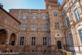 <center>Hôtel d’Assézat avec Fondation Bemberg.</center>La cour est réalisée en brique mais le décor est en pierre créant ainsi un effet esthétique. Deux des côtés de la cour comportent une élévation à trois niveaux superposant les trois ordres classiques (ordre ionique, ordre dorique, ordre corinthien), reprenant la hiérarchie des ordres établie par le traité de Sebastiano Serlio. Porte de l'escalier d'honneur.