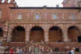 <center>Hôtel d’Assézat avec Fondation Bemberg.</center>Avec la loggia, on retrouve tous les éléments qui composent un hôtel particulier de l'époque Renaissance. La loggia, dont l'étage supérieur correspond à une surélévation du XVIIe siècle (à l'exception des fenêtres XVIe siècle qui se détachaient auparavant sur un haut comble d'ardoise), est à l'époque indépendante de l'aile gauche et prend place au-dessus de caves semi-enterrées. Un perron aux volées de marches convergentes permet d'y accéder. Sorte de tribune festive d'où s'observe l'animation de la cour, elle apportait de l'agrément à la vie extérieure à la belle saison