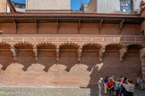 <center>Hôtel d’Assézat avec Fondation Bemberg.</center>La coursière sur le mur est permet au marchand de rejoindre son bureau situé au-dessus du portail d'entrée, est rythmée d'arcs ornés de pointes de diamant en pierre. Elle est soutenue par de grandes consoles décorées de gousses végétales ioniques et de masques grotesques, reposant sur une patte de lion elle-même un posée sur un morceau de pilastre décoré d'une rose.