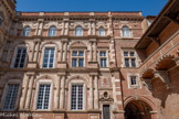 <center>Hôtel d’Assézat avec Fondation Bemberg.</center>Au deuxième étage, une série de fenêtres serliennes. Le fils de Nicolas Bachelie, Dominique termine la façade nord,  entre 1560 et 1562, en ajoutant les deux travées de droite et un passage vers la deuxième cour, et entreprend la réalisation de la loggia et de la coursière qui ferment la cour d'honneur au sud et à l'est. Dominique Bachelier met en place un décor jouant sur la polychromie brique-pierre et faisant appel à l'esthétique maniériste : cabochons, masques, pointes de diamant.