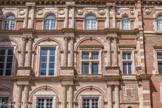 <center>Hôtel d’Assézat avec Fondation Bemberg.</center>Les maîtres d'œuvre de la première campagne de travaux sont l'architecte Nicolas Bachelier et le maçon Jean Castagné, mais tous deux décèdent à quelques mois d'écart en 1556 et 1557, et le chantier est alors interrompu plusieurs années. Les façades qu'ils élèvent, dont les travées sont délimitées par des colonnes jumelées où se superposent au fil des étages les ordres dorique, ionique et corinthien. Le traitement soigné des fûts des colonnes (cannelés et rudentés) et des chapiteaux fait systématiquement appel à l'expression antique la plus sophistiquée connue. Enrichi de fleurons et d'un rang d'oves, le dorique du rez-de-chaussée est par exemple, à travers Serlio ou Labacco, une allusion à sa version connue la plus ornée. Le ionique très riche du premier étage a un rang de feuilles plaqué sur les cannelures, au-dessus le baldaquin présente une tresse débordante.