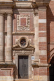 <center>Hôtel d’Assézat avec Fondation Bemberg.</center>Entrée de l'Union des Académies et Sociétés Savantes (ancien accès au comptoir du marchand). Cette porte ouvrait sur le comptoir.