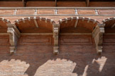 <center>Hôtel d’Assézat avec Fondation Bemberg.</center>Les arcs ornés de pointes de diamant en pierre. les grandes consoles décorées de gousses végétales ioniques et de masques grotesques, reposant sur une patte de lion elle-même posée sur un morceau de pilastre décoré d'une rose.