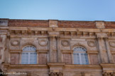 <center>Hôtel d’Assézat avec Fondation Bemberg.</center>Quant à l'ordre corinthien du deuxième étage, les feuilles d'acanthe sont épannelées et découpées, et non ciselées, avec une formule qui varie d'une travée à l'autre. Les mufles de lion font office de gargouilles.