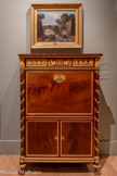 <center>Hôtel d’Assézat avec Fondation Bemberg.</center>BERNARD MOLITOR
(1755-1833)
Secrétaire à abattant
Vers 1790
Acajou, bronze et marbre 
Avec la commode, ce secrétaire fait partie de l’une des plus belles suites en acajou de la fin du 18e siècle. Réalisés par Bernard Molitor, ces meubles incarnent l’évolution stylistique entre l’Ancien Régime et l’Empire, associant sobriété inspirée de l’antique et raffinement des ornements en bronze doré.