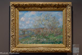 <center>Hôtel d’Assézat avec Fondation Bemberg.</center>CLAUDE MONET
(1840-1926)
Printemps 1880.
Huile sur toile.
De ce tableau se dégage le sentiment d’un printemps qui s’épanouit après l’hiver. On reconnaît à gauche la Seine près de Vétheuil (Val d’Oise). Monet s’y installe de 1878 è 1883, alors qu’il traverse une période de difficultés financières et de découra¬gement. Néanmoins, les expositions et le soutien du marchand Paul Durand-Ruel l’aident è trouver un souffle nouveau et une certaine liberté vis-à-vis du mouvement impressionniste.
À Vétheuil, les paysages offrent è Monet de nouveaux motifs qui lui permettent de traduire la nature en mouvement. Le tourbillon des nuages et le scintil¬lement des jeunes feuilles dans le vent, traduits ici par sa touche rapide et légère, célèbrent cette saison du renouveau qu'est le printemps.
