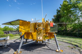 <center>Cité de l’Espace </center>LA SONDE LUNAIRE CHANGE’E4
Nom de la sonde : Chang'e-4 Rays : Chine
Date du lancement : 8 décembre 2018
Mission : atterrissage en douceur sur la face cachée de la Lune et exploration par son rover.
La mission principale de Chang'e-4 consiste en un atterrissage en douceur sur la surface lunaire, une exploration locale et au déploiement d’un rover, notamment pour étudier la géologie lunaire afin dé compléter ses données. Chang'e-4 est la première sonde au monde à avoir accompli cette mission sur la face cachée de la Lune.
Le satellite relais Queqiao a été lancé le 21 mai 2018. Le 8 décembre 2018, Chang'e-4  a été lancé avce succès de la base de lancement Xichang par une fusée Longue Marche 3B. Le 3 janvier 2019, la sonde Chang'e-4 s’est posée avec succès dans le cratère Von Karman situé dans le bassin Pôle Sud-Aitken, sur la face cachée de la Lune. Le rover Yutu-2 a ensuite rejoint le sol et a commencé son exploration. Le 11 janvier 2019, l’atterrisseur Chang'e-4 et le rover Yutu-2 se sont pris mutuellement en photo. Les objectifs planifiés