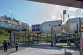 <center>Cité de l’Espace </center>La station Mir de la Cité de l'espace a été réalisée par le même constructeur que la véritable station, dans l'usine Khrunichev en Russie. C'est l'un des modèles d'essai produits pour effectuer des tests : résistance des matériaux, essais de pressurisation, implantation des équipements... Notre station n'a donc jamais été dans l'espace, mais sa structure externe est identique à celle de la vraie station Mir. <br>Au centre, le module de base.
1er et principal module de la station, le module de base est le cœur de la station. Il est composé de 4 parties : un espace de travail avec un poste de pilotage, un espace de vie et un compartiment moteur. A droite, le moduel Kvant.
