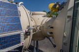 <center>Cité de l’Espace </center>Collier d'amarrage pour module supplémentaire, avec, au centre le nœud de jonction. A gauche, des antennes et le panneau solaire replié (38 m2).