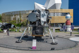 <center>Cité de l’Espace </center>Module Lunaire dit « LM »
Ce véhicule spatial permet à la NASA de déposer 12 Américains sur la Lune de 1969 à 1972. Assurant l'aller-retour entre le vaisseau Apollo et la surface lunaire, le LM transporte 2 passagers et du matériel. À usage unique, il reçoit un surnom différent pour chaque mission.
2 hublots triangulaires aident à alunir à vue. Un sas et une échelle permettent de descendre explorer le sol. Seul l'étage supérieur (noir et gris) repart avec l'équipage et les roches prélevées. Le LM rejoint le vaisseau Apollo autour de la Lune où attend le troisième astronaute de la mission.
Constructeur : Grumman Aerospace Corporation Matériau : Alliage d'aluminium Hauteur : 7 m Habitacle : 4,5 m3
Masse : 16 tonnes (version avec la jeep lunaire)
Équipage : 2 hommes Autonomie : 3 jours sur la Lune Fabrication : 15 exemplaires
Surnoms : Eagle (Apollo 11) ; Intrepid (Apollo 12) ; Antares (Apollo 14) ; Falcon (Apollo 15) ; Orion (Apollo 16) ; Challenger (Apollo 17)