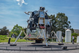 <center>Cité de l’Espace </center>Module Lunaire.
Voici le véhicule spatial à bord duquel les astronautes américains Neil Armstrong et Buzz Aldrin alunissent le 21 juillet 1969.
L'étage inférieur (doré) muni de 4 jambes d'atterrissage est laissé sur la Lune. L'étage supérieur (noir et gris) abritant les astronautes décolle, puis rejoint le vaisseau Apollo resté en orbite lunaire afin de ramener l'équipage vers la Terre.