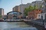 <center>Le port Saint-Sauveur</center>Edifiée en 1836, face au bassin, la gare des accélérées de Toulouse offrait un service de navigation rapide permettant de rejoindre Sète en 36 heures. Les arcades du rez-de-chaussée ont été conservées et intégrées à l'immeuble actuel.
Au bord de l'eau, les anciens entrepôts, construits en briques et galets, permettaient de charger les marchandises directement dans les cales des barques. L'un d'eux abrite aujourd'hui la capitainerie du port. A proximité, une pente douce pavée rappelle que le canal, utilisé ici sans doute comme abreuvoir, avait aussi des usages domestiques.
En face, la chapelle aménagée par les Franciscaines vers 1862 devient le lieu de prière des bateliers. Ils s'y marient et y baptisent leurs enfants. Leurs épouses y viennent invoquer Notre-Dame des Eaux pour accoucher sans encombre à bord des péniches. Détruite en 2005,1a chapelle a été reconstituée au sein du nouvel immeuble et sert de salle municipale.