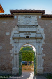 <center>Jardin des Plantes </center>La portede la Commutation est une réalisation de Jean Aleman datée de 1576. Pendant presque un siècle, elle a été la porte principale du Capitole sur la façade ouest (côté de l'actuelle place du Capitole).
Par sa composition et son décor sculpté, elle s'apparente aux modèles caractéristiques de la Renaissance. L'utilisation de la pierre permet une grande variété de motifs. La frise portait les blasons des Capitouls qui ont été martelés à la Révolution.
Déplacée une première fois à la fin du 17e siècle, elle est connue sous le nom de porte de la Commutation. La commutation était une taxe perçue par les capitouls sur les marchandises entrant dans la ville.