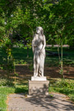 <center>Jardin des Plantes </center>Le Printemps, ou Chloris caressée par Zéphyr, est une œuvre en marbre du sculpteur James Pradier, créée en 1849. La statue représente la nymphe Chloris, épouse de Zéphyr. Debout, légèrement déhanchée, la tête tournée vers la droite, elle est nue mais retient avec ses mains un long vêtement.