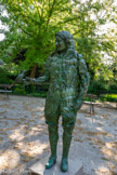 <center>Jardin des Plantes </center>Jean de La Fontaine y est représenté debout, tenant au bout de ses doigts un personnage incontournable de ses fables : le corbeau. Ils sont manifestement en train de se regarder. En s'approchant, plusieurs éléments semblent apparaître sur la sculpture. Le corps est en fait composé des 80 animaux tirés des titres de ses fables, un peu à la façon d’Arcimboldo.