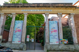 <center>Jardin des Plantes </center>En 1805, le conseil municipal décide la construction d'une porte monumentale à l'entrée du jardin, allée Jules Guesde. Les travaux sont confiés à l'architecte de la ville Jacques-Pascal Virebent qui utilise pour réaliser le portique d'entrée, les colonnes en marbre rose de l'ancienne chapelle des Carmes.