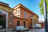 <center>Le théâtre Sorano.</center>Créé en 1964 par Maurice Sarrazin dans l’ancien auditorium du Muséum d’Histoire Naturelle de Toulouse, il est initialement destiné à accueillir le Centre dramatique national du Sud-Ouest fondé par Charles Dullin en 1945, jusqu'alors installé au Grenier de Toulouse. Son nom est un hommage à Daniel Sorano (1920-1962), célèbre acteur toulousain et ami de Maurice Sarrazin. Avec une capacité d’accueil de 430 places, le lieu est dirigé aujourd'hui par Karine Chapert. Sa programmation est centrée sur la jeune création. La façade en brique et le portique sont  des œuvres d'Urbain Vitry datant du deuxième quart du XIXe siècle