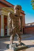 <center>Statue d'un Géant (le cyclope), bronze, 2011, oeuvre de Thomas Houseago.</center>