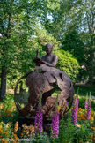 <center>Jardin Royal.</center>Sculpture représentant Saint-Exupéry présentant son Petit Prince sur un livre, oeuvre de Madeleine Tezenas de Montcel.