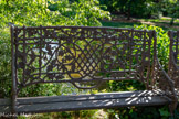 <center>Jardin Royal.</center>Très beaux bancs en fer forgé, représentant le végétal, qui font ingénieusement office de rambarde.