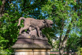 <center>Jardin Royal.</center>Statues de Pierre Louis Rouillard représentant une chienne enchainée avec ses chiots,