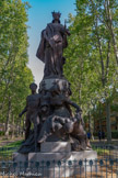 <center>Jardin Royal.</center>Projeté dès 1895,  financé  par une délibération du Conseil municipale du 29  avril 1905, le monument aux combattants de 1870 ne sera inauguré qu'en 1910. Il est l'œuvre de l'architecte Paul Pujol, qui conçoit le monument, de Théophile Barrau qui réalise les sculptures fondues par Joseph Malesset fondeur d'art à Paris. C'est l'entrepreneur Dejean qui met en place le monument. Il représente la ville de Toulouse au centre de la composition, relevant d'une main un guerrier gaulois blessé et de l'autre encourageant un second guerrier, fier, conquérant, le regard tourné vers un avenir plus glorieux. L’allégorie de Toulouse lève les yeux vers la figure de la République couronnant le monument.
