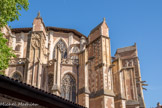 <center>Cathédrale Saint-Étienne </center>Le chevet de la cathédrale. Arcs-boutant et contreforts du choeur. Entre les culées, des garde-corps portant un décor de quadrilobes flamboyant. Des gargouilles représentant des animaux fantastiques se retrouvent tout autour du monument.