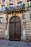 <center>Rue Sainte Anne</center>L'hôtel Bernet. L'édifice actuel, d'un style éclectique, est construit en 1874 par l'architecte Giraud Lapierre pour la famille Bernet, enrichie dans le commerce de tissus. L'édifice, construit en brique claire, présente une élévation symétrique qui se développe sur cinq niveaux : sous-sol, rez-de-chaussée aveugle, entresol et deux étages. Le rez-de-chaussée, traité en bossage, est percé de deux petites fenêtres latérales et d'une grande porte cochère centrale, en plein cintre. Les deux étages, également traités en bossage, sont réunis par des arcatures reposant sur des pilastres colossaux.