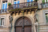 <center>Rue Sainte Anne</center>L'hôtel Bernet. La clé de la porte cochère est sculptée d'un aigle tenant un cartouche. La porte est encadrée au niveau de l'entresol par deux statues de pierre, représentant David appuyé sur un tronc d'arbre et Cérès portant une serpe et une gerbe de blé. Au 1er étage, les fenêtres rectangulaires ont des lambrequins et des garde-corps en fonte. Les deux fenêtres centrales sont réunies par un balcon, lui-même doté d'un garde-corps en fonte, qui représente un rinceau mêlant des personnages et des ornements géométriques.