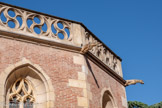 <center>Cathédrale Saint-Étienne </center>Le chevet de la cathédrale. Entre les culées, des garde-corps portant un décor de quadrilobes flamboyant. Des gargouilles représentant des animaux fantastiques se retrouvent tout autour du monument.